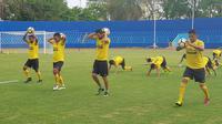 Sriwijaya FC saat sesi latihan di Stadion Bumi Sriwijaya, Palembang. (Bola.com/Riskha Prasetya)
