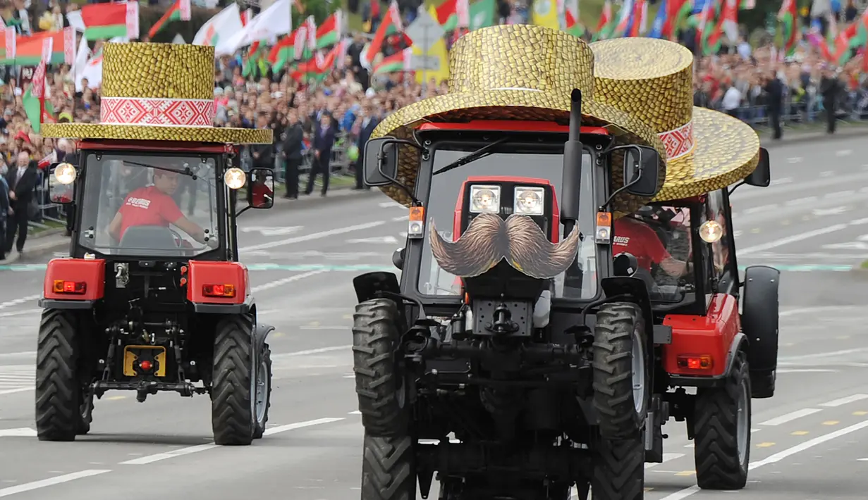 Sejumlah traktor Belarus ikut serta dalam sebuah parade militer menandai Hari Kemerdekaan di Minsk (3/7). (AFP Photo/Sergie Gapon)