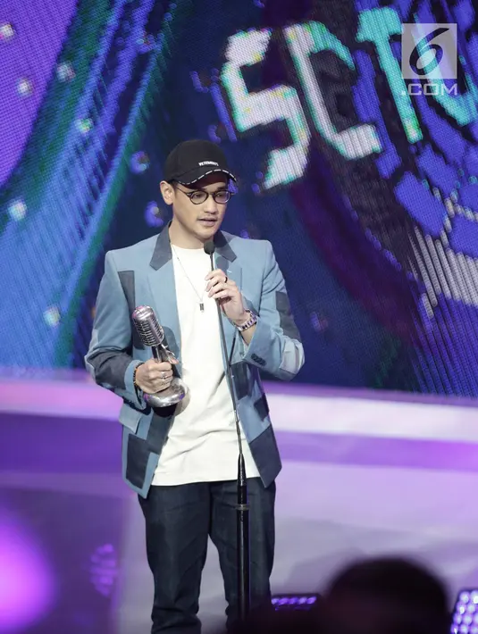 Afgan memberi sambutan saat menerima penghargaan kategori Kolaborasi Paling Top dalam acara SCTV Music Awards 2018 di Studio 6 Emtek, Jakarta, Jumat (27/4). (Liputan6.com/Faizal Fanani)