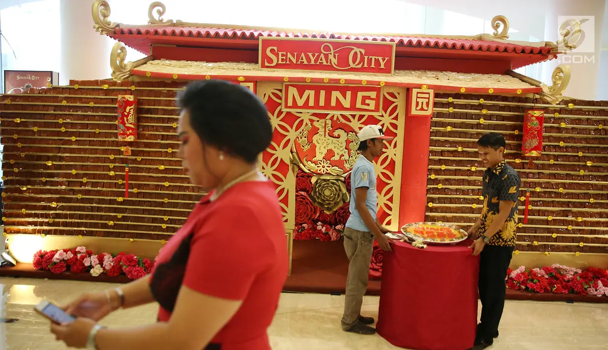 Penampakan bangunan berbahan baku kue keranjang di Senayan City, Jakarta, Kamis (8/2). Acara ini terselenggara berkat kerja sama antara Senayan City bersama Ming by Tunglok. (Liputan6.com/Immanuel Antonius)