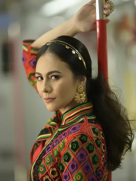 "When ethnic meets bohemian", tulis Wulan Guritno di akun Instagram pribadinya. Ia tampak memesona dengan baju bermotif etnik nusantara. (Liputan6.com/IG/@wulanguritno)