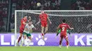 Pemain Timnas Indonesia, Justin Hubner, berusaha mengahalau bola saat melawan Bulgaria dalam laga final FIFA Series 2026 di Stadion Utama Gelora Bung Karno (SUGK), Senayan, Jakarta, Senin (30/03/2026). (Bola.com/M Iqbal Ichsan)