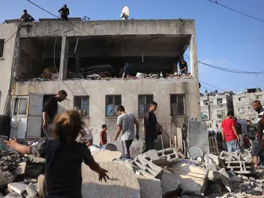 Warga Palestina memeriksa kerusakan di lokasi serangan semalam oleh Israel terhadap sekolah Halima Saadiya di Jabalia, Jalur Gaza utara, pada 11 Juli 2025. (BASHAR TALEB/AFP)