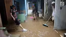 Pemandangan saat warga membersihkan rumah mereka akibat banjir yang melanda Kampung Melayu, Jakarta Timur, Senin (25/6). Air mulai merendam rumah warga sekitar pukul 04.00 WIB. (Liputan6.com/Arya Manggala)