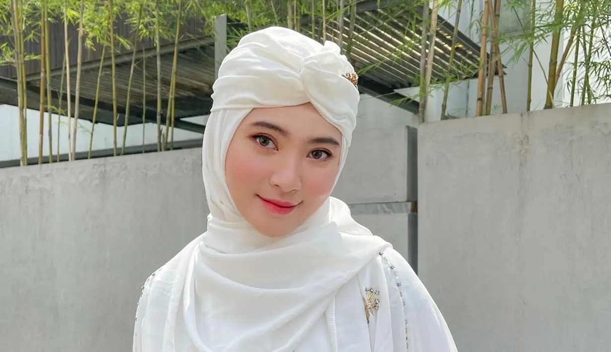 Momen Lebaran menjadi momen yang sangat dinantikan oleh Vivi Novika. Gaya penampilan Vivi saat Lebaran pun sangat dinantikan para penggemarnya. Seperti saat ia mengenakan pakaian serba warna putih dan berhijab yang kian membuat aura cantik Vivi terpancarkan. (Liputan6.com/IG/@viviinovika)
