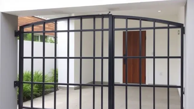 12 Inspirasi Model Pintu Pagar Besi Terbaru yang Minimalis dan Modern untuk Hunian 2025