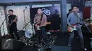 Penampilan The Rain saat rilis album ke-6 bertajuk "Jabat Erat", Jakarta, Rabu (14/9). Indra mengatakan, konsep lagu-lagu yang mereka suguhkan kali ini lebih banyak bercerita tentang getirnya kehidupan. (Liputan6.com/Herman Zakharia)