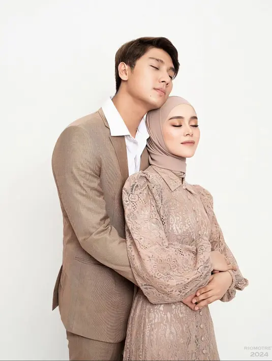 Rizky Billar dan Lesti Kejora juga tampak tampil mesra selama pemotretan berlangsung. Beberapa netizen juga dibuat salah fokus dengan penampilan Lesti yang terlihat menawan. (Liputan6.com/IG/@riomotret)