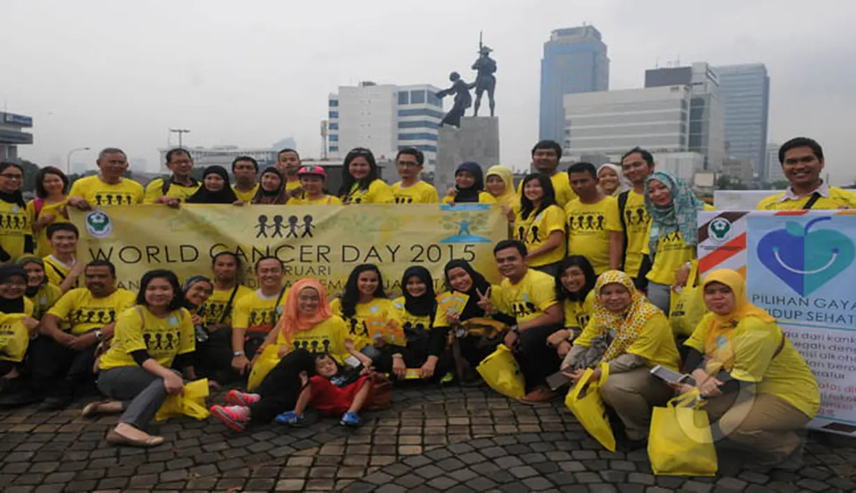 RSCM bersama dokter, tenaga kesehatan, survivor kanker dan relawan menggelar aksi damai memperingati Hari Kanker Sedunia, Jakarta, Rabu (4/2/2015). (Liputan6.com/Herman Zakharia)