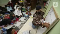 Sejumlah siswa belajar kelompok di rumah seorang guru di Desa Curug, Gunung Sindur, Kabupaten Bogor, Jawa Barat, Jumat (21/8/2020). Belajar kelompok tatap muka yang berlangsung di tengah pandemi COVID-19 tersebut digelar dengan mematuhi protokol kesehatan ketat. (merdeka.com/Dwi Narwoko)