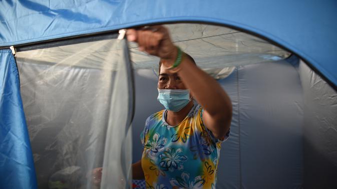 Warga terdampak letusan gunung berapi di sebuah pusat evakuasi di Tagaytay City, provinsi Cavite Filipina (17/1/2020). Ancaman gunung berapi Taal Filipina yang melepaskan potensi letusan bencana tetap tinggi. (AFP/Ted Aljibe)