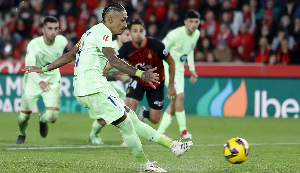 Pemain Barcelona, Raphinha mencetak gol melalui tendangan penalti ke gawang Mallorca pada laga lanjutan Liga Spanyol 2024/2025 di Stadion Mallorca Son Moix, Mallorca, Spanyol, Rabu (04/12/2024) dini hari WIB. (AFP/Jaime Reina)