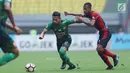 Pemain depan PS TNI, A Nufiandani (tengah) menghindari kawalan pemain Persipura, Ruben Sanadi pada lanjutan Liga 1 Indonesia di Stadion Patriot Candrabhaga, Bekasi, Sabtu (4/11). PS TNI unggul 2-1. (Liputan6.com/Helmi Fithriansyah)