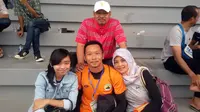 Kiper Persip Pekalongan, Awan Setho Rahardjo berfoto bersama sang ayah, Setiadi Widiatmoko dan ibunda, Hartini. (Bola.com/Romi Syahputra)