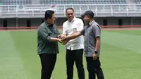 Zainudin Amali bersama Erick Thohir dan Wali Kota Surabaya Eri Cahyadi di Gelora Bung Tomo Surabaya. (Dian Kurniawan/Liputan6.com)