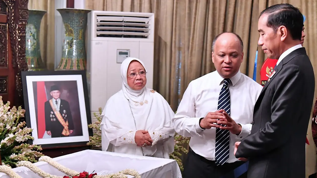 Jokowi Salati Jenazah BJ Habibie di Rumah Duka