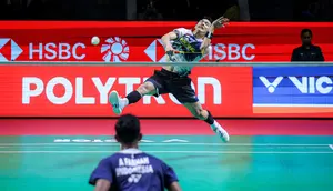 Pebulu tangkis tunggal putra Indonesia, Jonatan Christie melakukan smash ke arah kompatriotnya, Alwi Farhan dalam babak 16 besar Indonesia Open 2026 di Istora Senayan, Jakarta, Kamis (04/06/2026). (Bola.com/Bagaskara Lazuardi)
