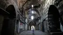 Seorang pria memeriksa sebuah pasar di Kota Tua Aleppo, Suriah, Sabtu (27/7/2019). Kendati sebagian besar pasar masih tutup setelah pertempuran besar tiga tahun lalu, kegiatan ekonomi perlahan mulai tumbuh di kota terbesar di Suriah tersebut. (AP Photo/Hassan Ammar)