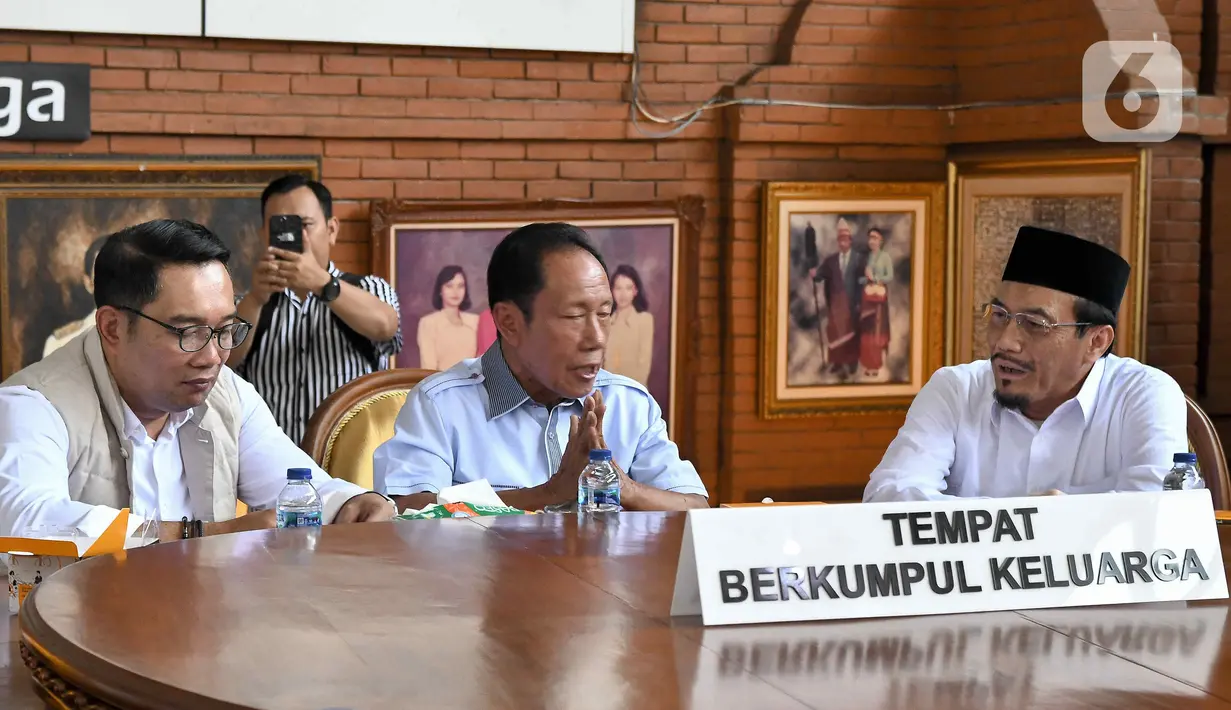Ridwan Kamil-Suswono mendatangi kediaman Gubernur DKI Jakarta tahun 1997 hingga 2007, Sutiyoso. (Liputan6.com/Herman Zakharia)