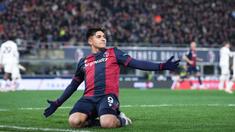 Pemain Bologna, Santiago Castro, melakukan selebrasi setelah mencetak gol ke gawang AC Milan pada laga Liga Italia di Stadion di Renato Dall'Ara, Jumat 28 Februari 2025. (Massimo Paolone/LaPresse via AP)