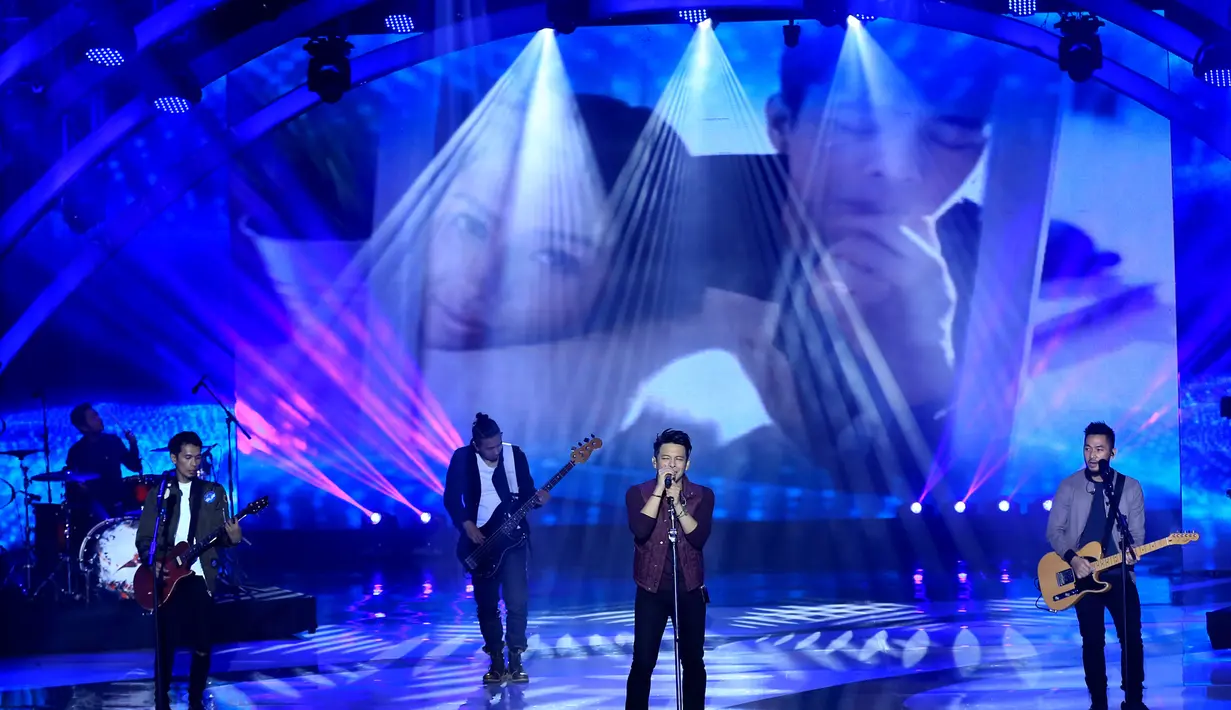 Konser bertajuk Sing Legends itu juga menampilkan sederet musisi legendaris era 70 hingga 90-an. Ariel juga membawakan lagu hits milik mendiang Nike Ardila berjudul 'Tinggalah Diriku Sendiri'. (Adrian Putra/Bintang.com)