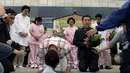 Pasca terbakarnya rumah sakit khusus kaum manula di Jangseong, Korea Selatan, (28/5/2014), para pejabat dan petugas rumah sakit langsung berlutut meminta maaf kepada para korban. (REUTERS/Hyung Min-woo/Yonhap)
