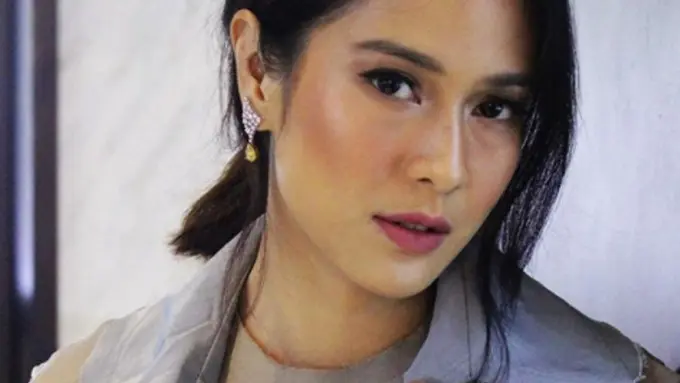 Cantik Bukan Main, Ini Jadinya Kalau Dian Sastrowardoyo Makeup Sendiri