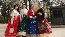 Lihat betapa cantiknya Yura Yunita, Audrey, dan Isyana Sarasvati saat mengenakan busana tradisional Korea, hanbok. (Foto: instagram.com/isyanasarasvati)