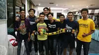 Suporter Mit-Man, Mitra Kukar ini adalah Mahasiswa yang sedang kuliah di Jogja, mereka hadir memberi dukungan untuk tim kesayangannya di Stadion Manahan, Solo, Sabtu (12/12/2015). (Bola.com/Nicklas Hanoatubun)