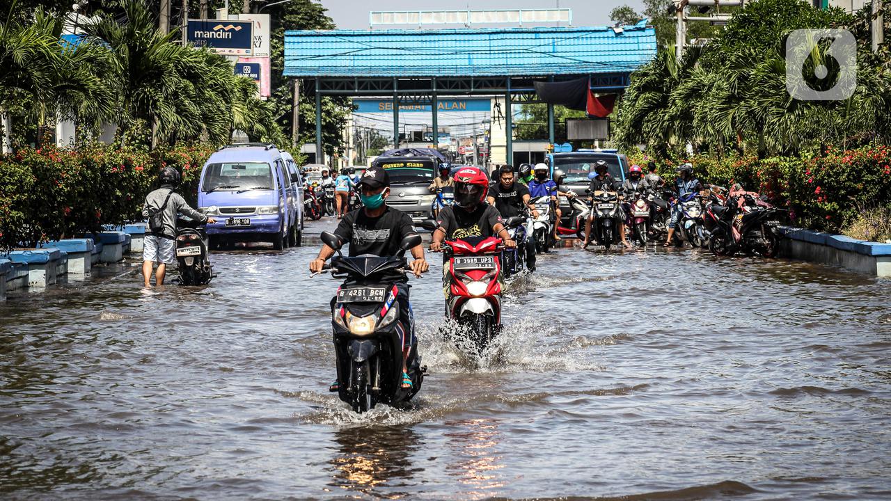 Banjir Rob Rendam Pasar Ikan Muara Baru