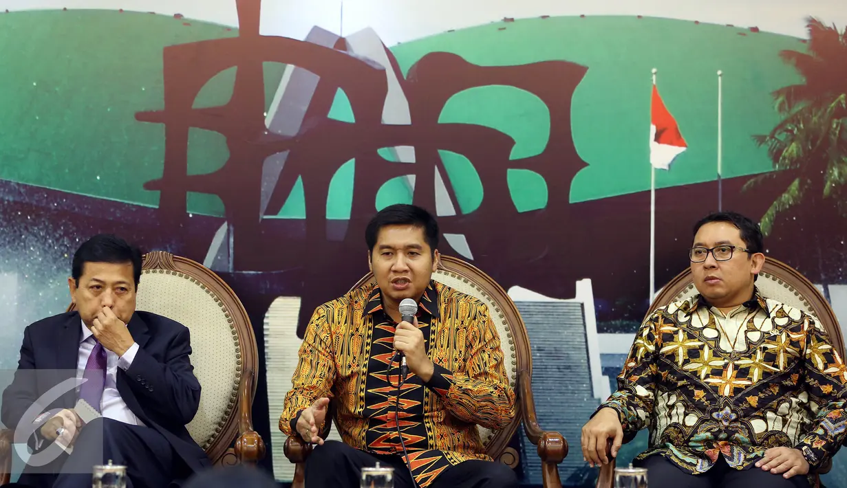 Anggota DPR Fraksi PDIP, Maruarar Sirait (tengah) berbicara saat dialog Dialektika Demokrasi dengan topik 'Makna dari pertemuan Jokowi-Prabowo' di Media Center, Gedung Parlemen Senayan, Jakarta, Selasa (1/11). (Liputan6.com/Johan Tallo)