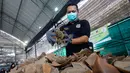 Petugas Bea Cukai memperlihatkan sisik trenggiling saat menggelar konpers di Bangkok, Thailand (2/2). Sisik trenggiling seberat hampir 3 ton dengan nilai 29 juta Baht atau sekitar Rp 10 miliar digagalkan Bea Cukai Thailand. (AP Photo/Sakchai Lalit)