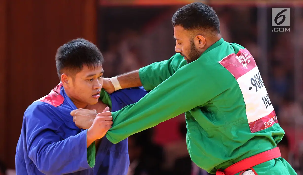 Atlet beladiri Kurash Indonesia, Dhifa Alfais saat bertarung dengan Danish Sharma dari India di 32 besar di kelas putra dibawah 90 kg di Arena Kurash JCC Senayan, Jakarta, Kamis (30/8). Indonesia kalah 0-3 atas India. (Liputan6.com/Fery Pradolo)