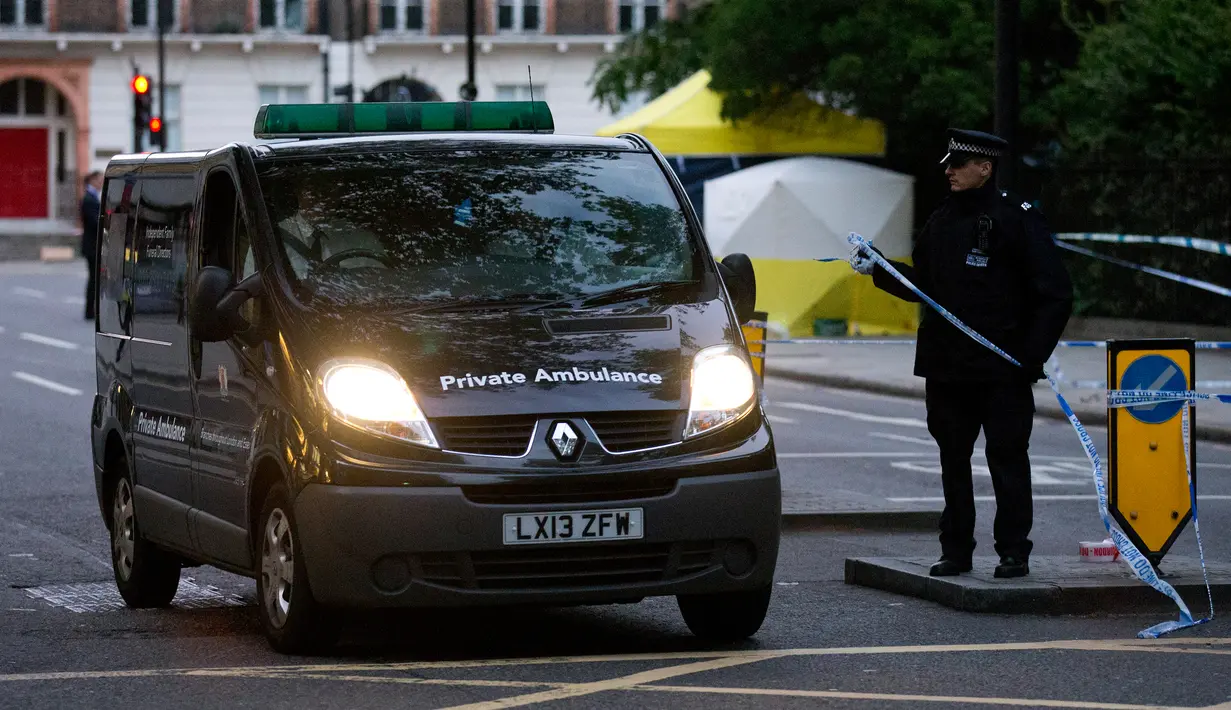 Mobil ambulans meninggalkan lokasi penyerangan pisau di Russell Square, pusat kota London, Inggris, Kamis (4/8). Satu orang perempuan tewas dan lima orang lainnya terluka akibat aksi serangan pisau yang dilakukan oleh seorang pria. (JUSTIN Tallis/AFP)
