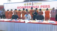 Sebanyak 13 pria dan seorang wanita, ditangkap Polisi atas dugaan aksi pemerasan terhadap pengunjung hotel di wilayah Tangerang. (Liputan6.com/Pramita Tristiawati)
