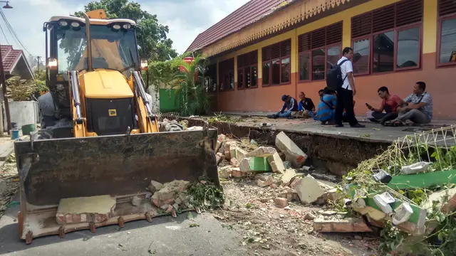 Tembok Sekolah Roboh