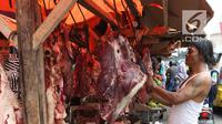 Pedagang musiman memotong daging sapi dan kerbau di Pasar Ciledug, Tangerang, Rabu (13/6). Pada H-2 Idul Fitri, harga daging sapi mengalami kenaikan hingga mencapai Rp 140 ribu per kilogram. (Liputan6.com/Angga Yuniar)