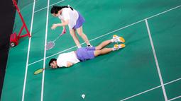 Selebritas Raffi Ahmad (bawah) tergeletak saat berpasangan dengan Nagita Slavina pada laga bulu tangkis ganda campuran Turnamen Olahraga Selebriti Indonesia (TOSI) melawan pasangan Rizky Billar dan Lesti Kejora di GOR UNJ, Jakarta, Minggu (16/07/2023). Raffi dan Gigi kalah dua set langsung dari Rizky Billar dan Lesti dengan skor 12-21, 10-21.(Bola.com/Bagaskara Lazuardi)