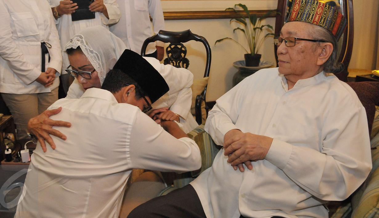 Calon Wakil Gubernur DKI, Sandiaga Uno sungkem dengan ibunya, Mien Uno di kediaman orangtuanya di Kebayoran Baru, Jakarta, Rabu (19/4). Sandiaga meminta doa restu sebelum menggunakan hak pilihnya pada Pilkada DKI 2017. (Liputan6.com/Helmi Afandi)