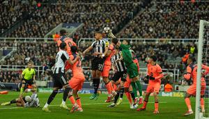 Kiper Joan Garcia meninju bola untuk menjauhkannya dari gawang dalam laga leg pertama babak 16 besar Liga Champions antara Newcastle vs Barcelona di St James Park, 11 Maret 2026. (AP Photo/Jon Super)