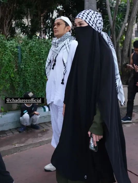 Zaskia Adya Mecca tampil dengan cadar hitam dan abaya hijaunya. Ia pun mengenakan sorban di atas kepala. [@zaskiaadyamecca]