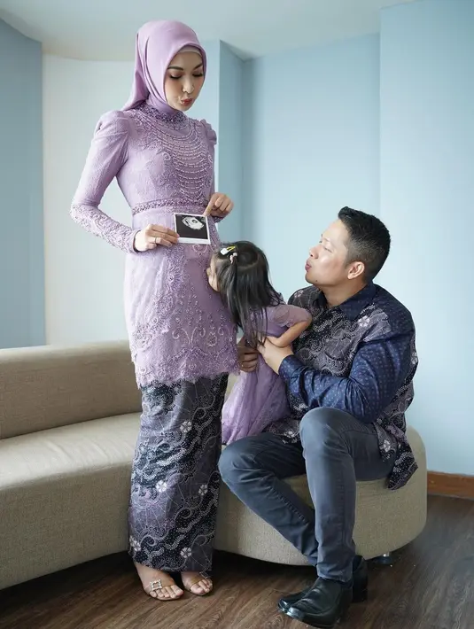 Unggah potret bahagia wisuda S2, Kevin Lilliana juga sekaligus bagikan kabar hamil anak kedua. Selain netizen, rupanya beberapa kerabat Kevin Lilliana juga kaget mendengar kabar bahagia ini. Usia kandungannya masih beberapa minggu, baby bump wanita yang pernah ikut ajang Miss Internasional 2017 ini belum terlihat. Akan segera dikaruniai anak kedua, keluarga kecil Kevin Lilliana ini tentunya jadi makin berwarna. (Liputan6.com/IG/@kevinlln)