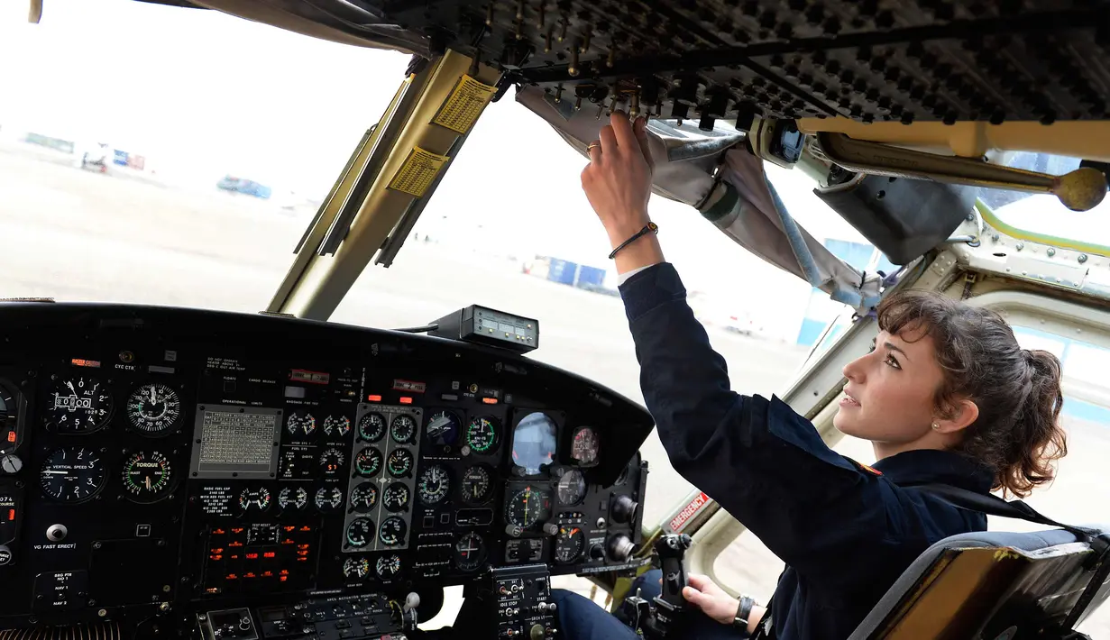 Carla Rozalen menyalakan helikopter utilitas bermesin ganda Bell 412 di FAASA Group di Palma del Rio, Cordoba (27/2). Carla merupakan satu-satunya pilot wanita Grup Faasa dan bekerja menangani kebakaran hutan.  (AFP Photo/Cristina Quicler)