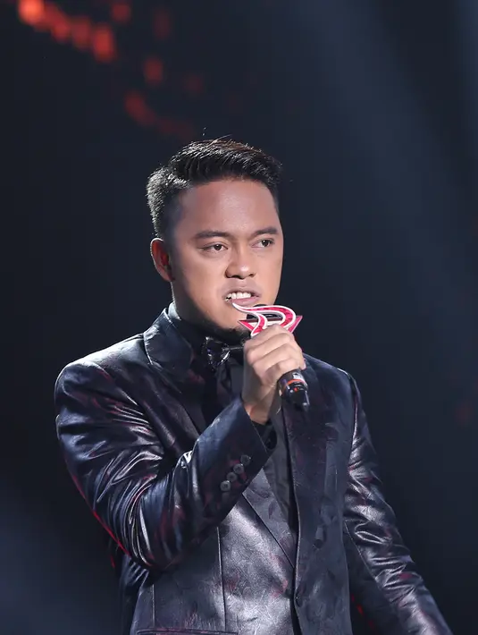 Danang tampil kedua usai Lesti yang juga sebagai perwakilan dari Indonesia. Penampilan Danang dengan busana setelan jas hitam membuatnya tampil elegan di atas panggung. (Andy Masela/Bintang.com)
