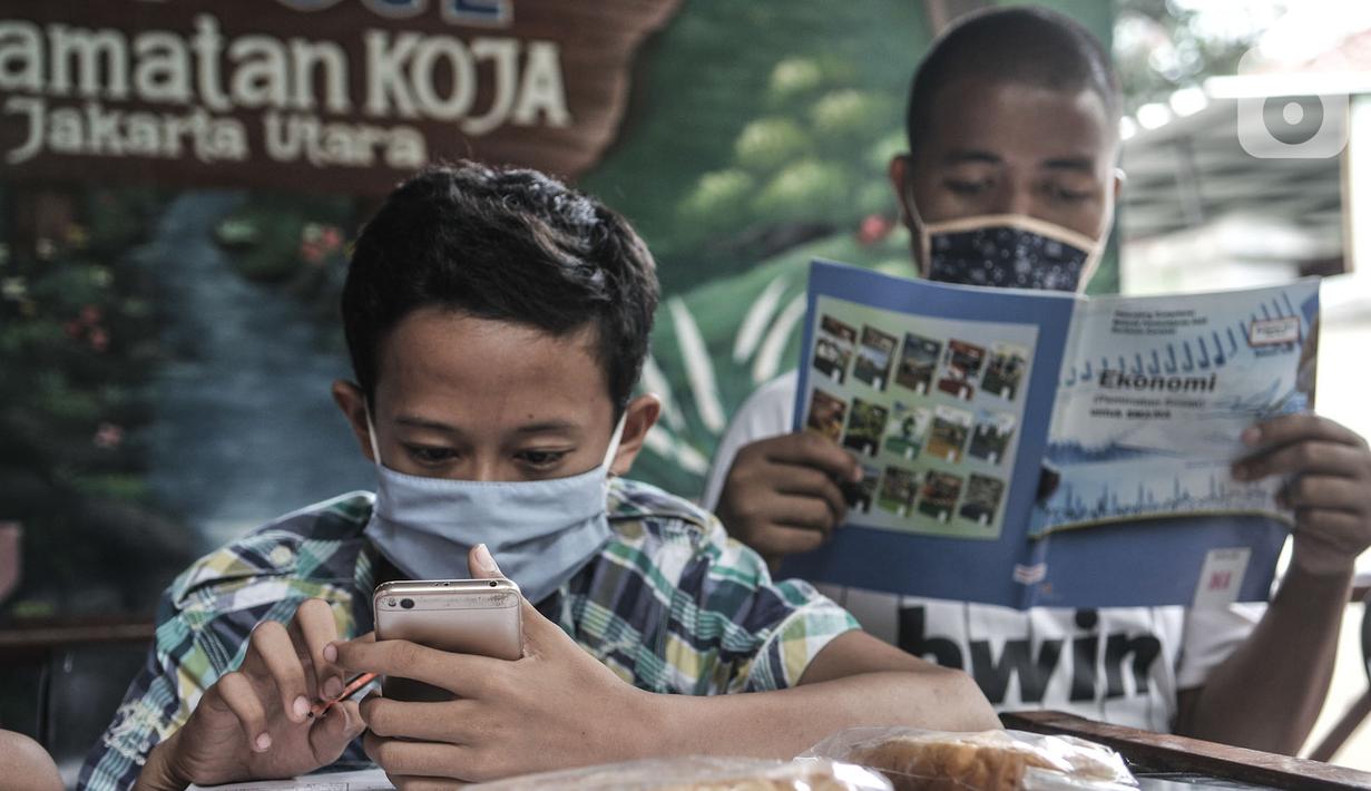 Siswa saat mengerjakan soal pelajaran menggunakan fasilitas WiFi di Bank Sampah Majelis Taklim, Kecamatan Koja, Jakarta, Rabu (12/8/2020). (merdeka.com/Iqbal S. Nugroho)