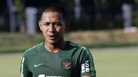 Pemain Timnas Indonesia U-23, Gian Zola, saat latihan di Lapangan G, Senayan, Jakarta, Senin (21/10). Latihan ini untuk persiapan jelang SEA Games 2019. (Bola.com/M Iqbal Ichsan)