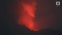 Sinar api menyala terang di puncak kawah Gunung Agung, di Karangasem, Bali, Minggu (26/11). Dalam laporan pengamatan periodik PVMBG menyebutkan sinar api terpantau di puncak gunung setinggi 3.142 mdpl. (Liputan6.com/Andi Jatmiko)