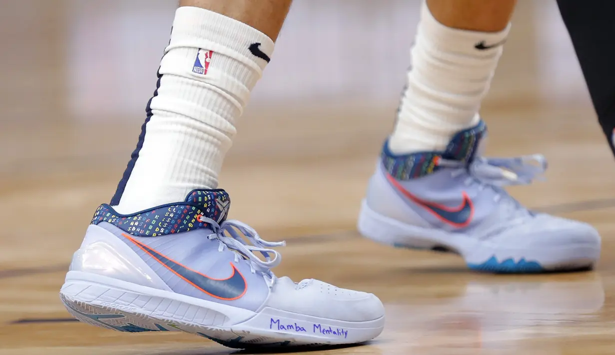 Pemain  New Orleans Pelicans, Jaxson Hayes menulis pesan Mamba Mentality di sepatunya untuk mendiang Kobe Bryant selama pertandingan NBA  New Orleans Pelicans melawan Boston Celtics di New Orleans (26/1/2020). Bryant dan Gianna meninggal dalam kecelakaan helikopter. (AP Photo/Gerald Herbert)