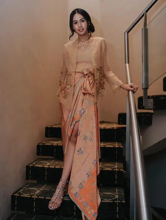 Maudy  tampil dengan kebaya modern saat menghadiri premiere film yang dibintanginya. Dia memadukan kebaya dengan blouse, serta kain batik nuansa peach. (Instagram/maudyayunda).