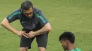 Striker Timnas Indonesia, Nur Hardianto, dirawat Florent Motta saat berlatih di Lapangan SPH Karawaci, Banten, Sabtu (10/6/2017). Latihan ini merupakan persiapan jelang laga persahabatan melawan Puerto Rico. (Bola.com/Vitalis Yogi Trisna)